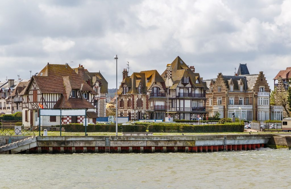 Vous cherchez un chauffeur privé à Deauville ? Faites appel à Transport Club. Nous nous occupons de tout : votre arrivée, vos déplacements, votre départ.