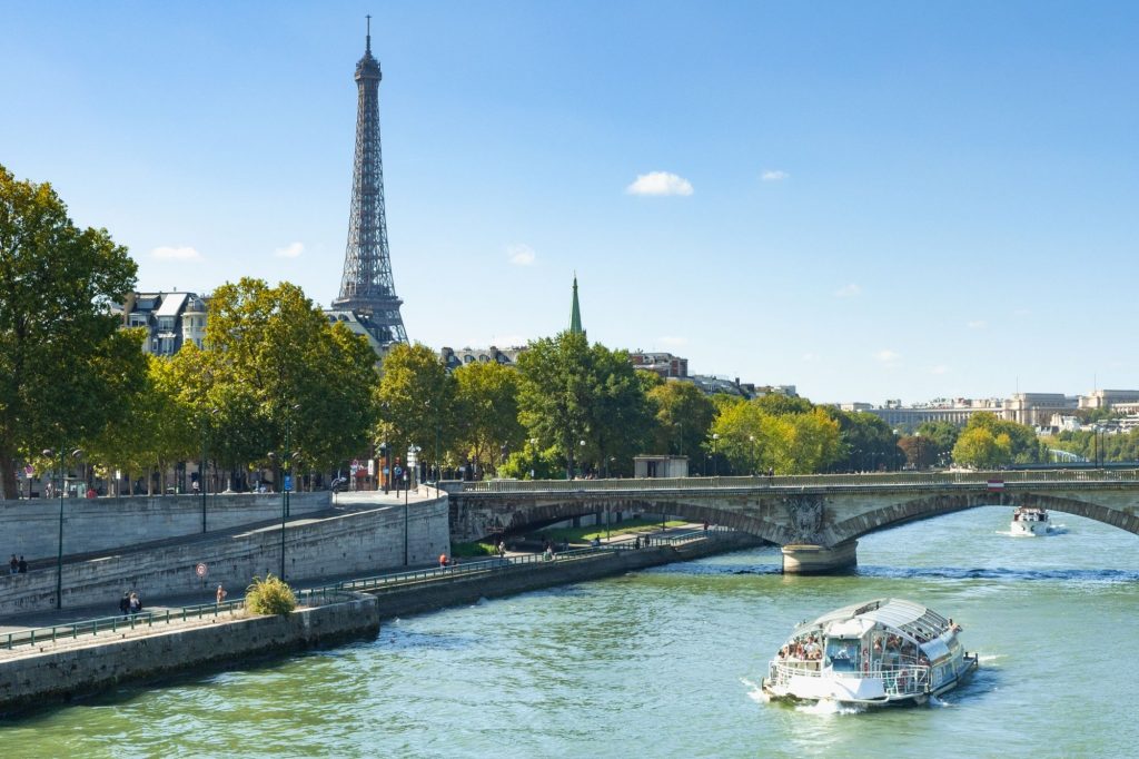 Réservez un VTC avec Transport Club. Pour les déplacements personnels ou professionnels, nous proposons un service VTC à Paris avec un haut niveau de qualité et une attention particulière portée à l’accueil.