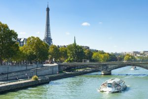 Réservez un VTC avec Transport Club. Pour les déplacements personnels ou professionnels, nous proposons un service VTC à Paris avec un haut niveau de qualité et une attention particulière portée à l’accueil.