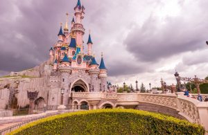 Vous prévoyez une visite à Disneyland Paris et vous cherchez un chauffeur privé à votre disposition ? Transport Club propose une solution privilégiée par les familles, les touristes, les couples et les voyageurs à Paris.