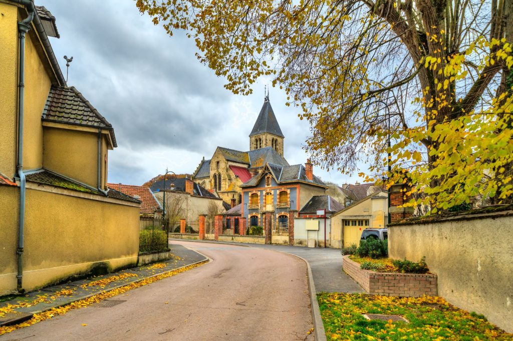 Transport Club accompagne vos trajets privés, professionnels et touristiques dans toute la région. De Reims à Épernay, de Châlons-en-Champagne à Troyes, notre service de chauffeur privé en Champagne est à votre disposition.